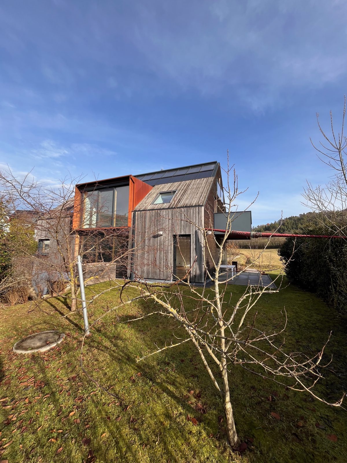 Garten mit Blick auf Wiesen und Waldrand