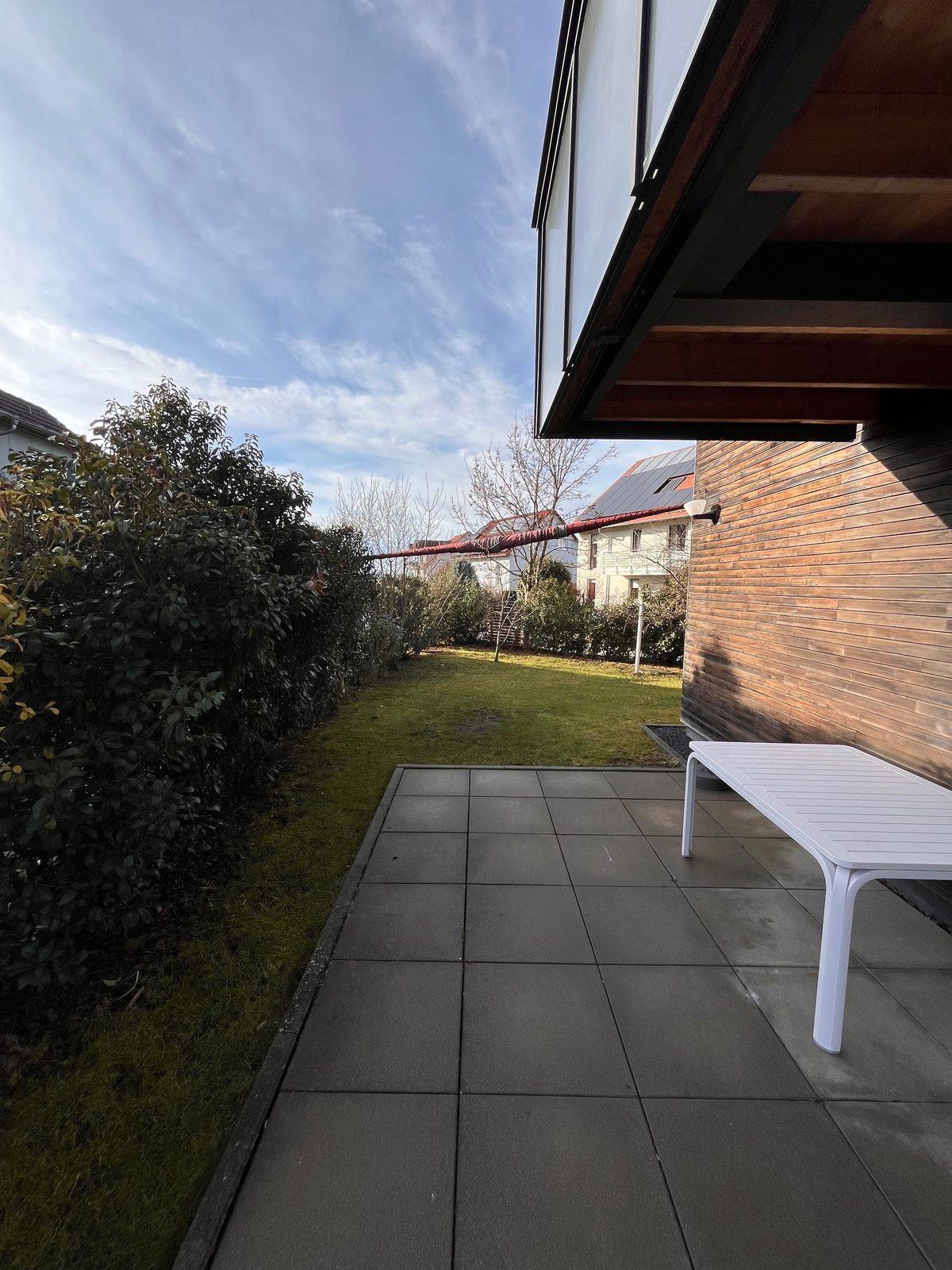 Großzügige Terrasse mit Gartenzugang